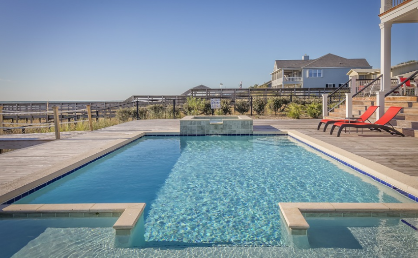 Use a Pool Cleaning Service